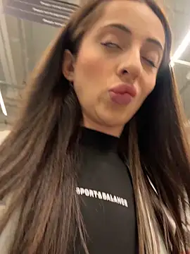 Snapshot of Yesmoree chatting on October 2, 2025, 9:45 am Yesmoree online show from October 2, 2025, 9:45 am