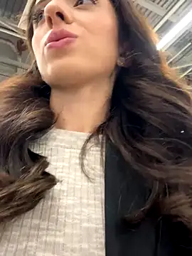 Snapshot of Yesmoree chatting on September 19, 2025, 9:35 am Yesmoree online show from September 19, 2025, 9:35 am