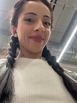 Snapshot of Yesmoree chatting on October 27, 2025, 12:17 pm Yesmoree online show from October 27, 2025, 12:17 pm