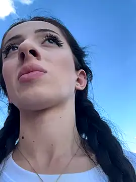 Snapshot of Yesmoree chatting on October 26, 2025, 11:32 am Yesmoree online show from October 26, 2025, 11:32 am