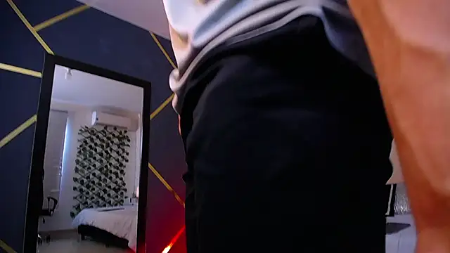 ChristopherBlack  online show from October 16, 2025, 1:08 pm