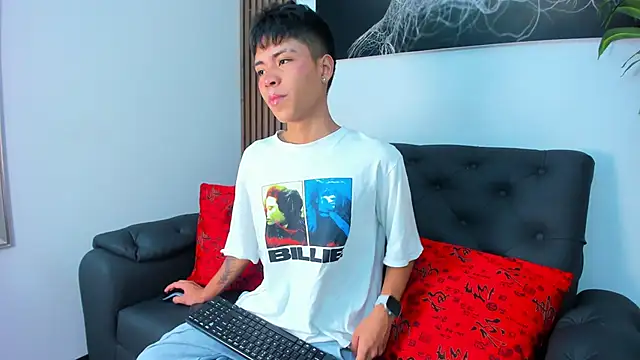 Snapshot of MaxiWildd chatting on February 19, 2026, 12:35 pm MaxiWildd online show from February 19, 2026, 12:35 pm