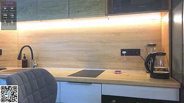 Snapshot of miss_bubbles_ chatting on October 15, 2025, 1:04 am miss bubbles online show from October 15, 2025, 1:04 am