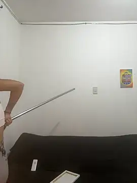 Snapshot of Valen_G111 chatting on October 8, 2025, 12:56 am Valen G111 online show from October 8, 2025, 12:56 am