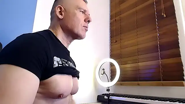 Snapshot of tomfoxcam chatting on October 3, 2025, 5:53 am tomfoxcam online show from October 3, 2025, 5:53 am