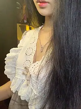 Nhinhi18 online show from April 14, 2026, 3:17 pm