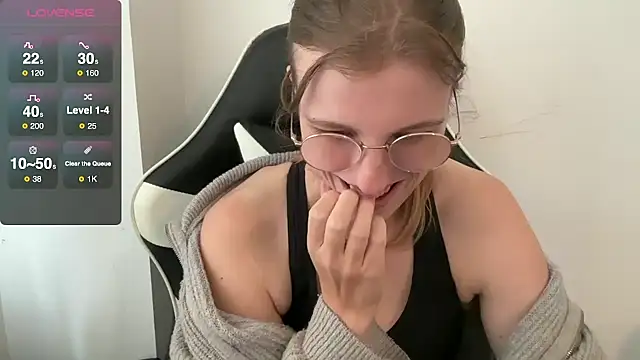 BustyKellyXXX online show from October 15, 2025, 1:19 pm