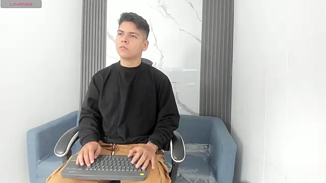 Asta Black online show from October 21, 2025, 9:25 pm