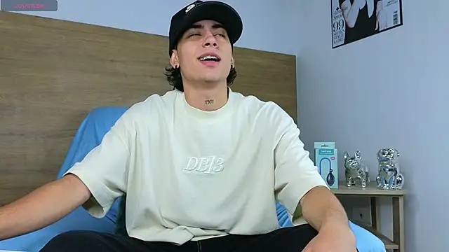 Snapshot of Stiven_Benet_ chatting on October 23, 2025, 12:48 pm Stiven Benet  online show from October 23, 2025, 12:48 pm