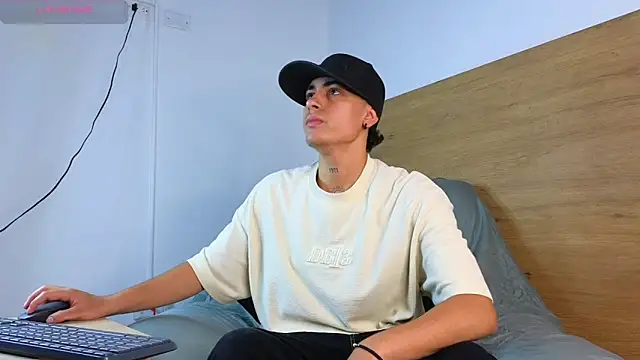 Snapshot of Stiven_Benet_ chatting on September 20, 2025, 4:01 pm Stiven Benet  online show from September 20, 2025, 4:01 pm