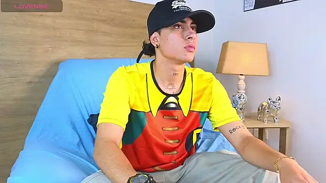 Snapshot of Stiven_Benet_ chatting on October 3, 2025, 3:35 pm Stiven Benet  online show from October 3, 2025, 3:35 pm