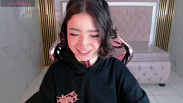 venuss09 s online show from October 7, 2025, 1:56 pm