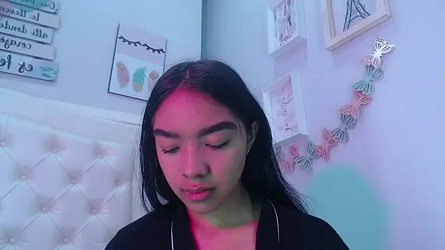 pocahontamoon online show from September 26, 2025, 1:29 pm