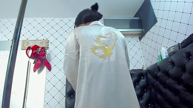 EMMA SANTANA online show from October 24, 2025, 12:04 pm