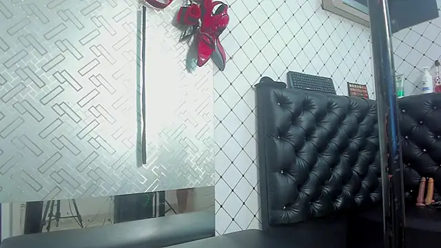 EMMA SANTANA online show from October 18, 2025, 7:49 pm