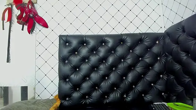 EMMA SANTANA online show from September 30, 2025, 7:31 pm