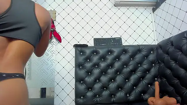 EMMA SANTANA online show from October 8, 2025, 7:47 pm