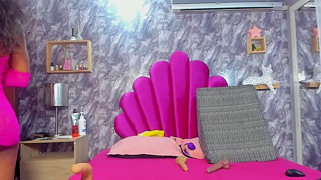 EMMA SANTANA online show from September 19, 2025, 7:40 pm