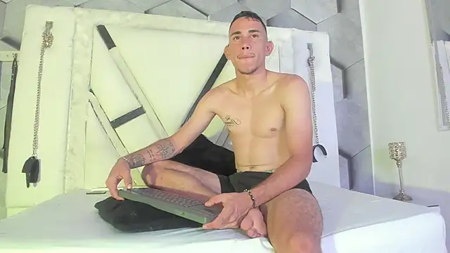 Snapshot of PeterBowel chatting on September 19, 2025, 2:48 am PeterBowel online show from September 19, 2025, 2:48 am