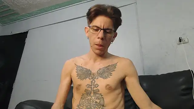 Snapshot of AlexandroRossi chatting on November 1, 2025, 5:25 am AlexandroRossi online show from November 1, 2025, 5:25 am