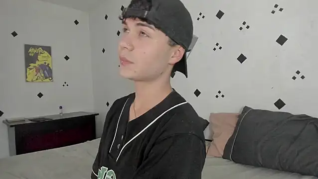 crushnier1 online show from October 20, 2025, 5:35 pm