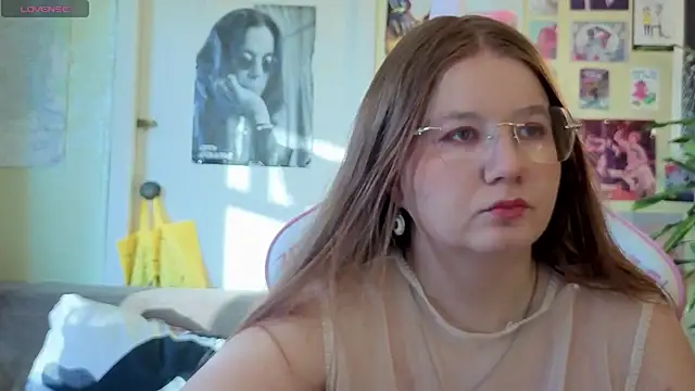 Snapshot of Sienna-Cow chatting on October 19, 2025, 12:19 pm Sienna-Cow online show from October 19, 2025, 12:19 pm