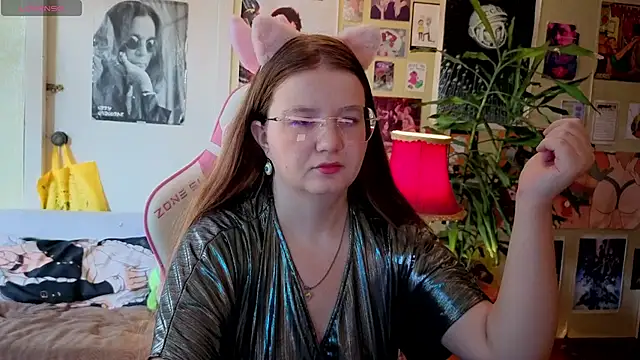 Snapshot of Sienna-Cow chatting on September 24, 2025, 11:06 am Sienna-Cow online show from September 24, 2025, 11:06 am