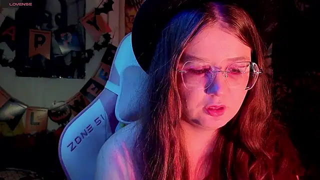 Snapshot of Sienna-Cow chatting on October 31, 2025, 1:08 pm Sienna-Cow online show from October 31, 2025, 1:08 pm