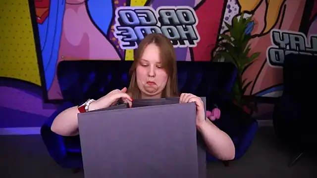 CrystallPaws online show from November 4, 2025, 8:12 pm