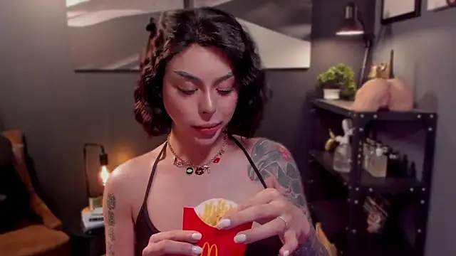 Snapshot of LUNACOCKSLAYER chatting on October 5, 2025, 5:36 pm LUNACOCKSLAYER online show from October 5, 2025, 5:36 pm