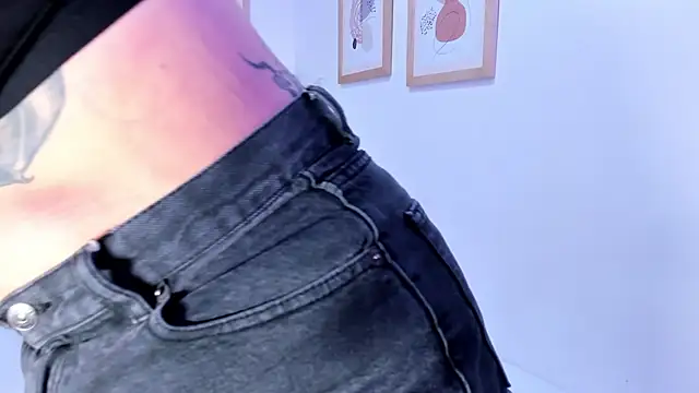 Snapshot of SuccubusDolly chatting on October 7, 2025, 8:21 pm SuccubusDolly online show from October 7, 2025, 8:21 pm