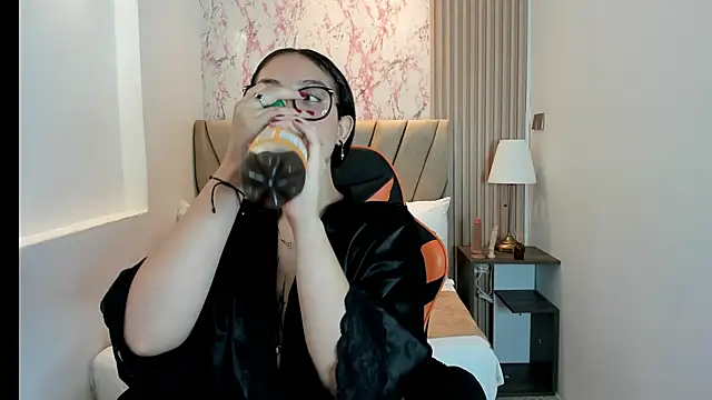 Yuna  Min online show from September 25, 2025, 6:14 pm