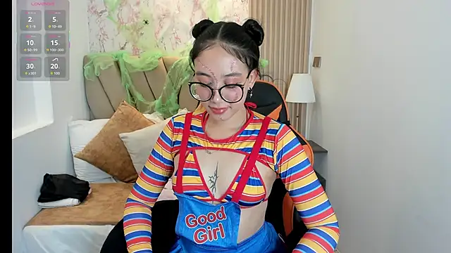 Yuna  Min online show from October 17, 2025, 7:59 pm