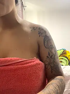 Snapshot of AmyMartinelli chatting on October 23, 2025, 9:02 pm AmyMartinelli online show from October 23, 2025, 9:02 pm