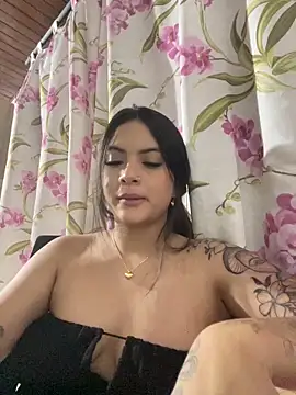 Snapshot of AmyMartinelli chatting on October 5, 2025, 12:34 am AmyMartinelli online show from October 5, 2025, 12:34 am