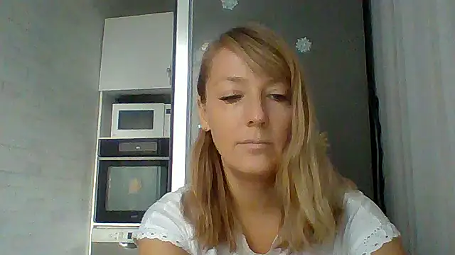 Snapshot of Vexxaa chatting on December 14, 2025, 12:44 pm Vexxaa online show from December 14, 2025, 12:44 pm