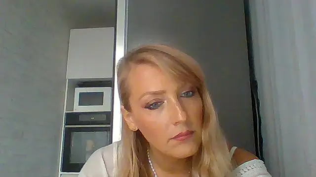 Snapshot of Vexxaa chatting on October 18, 2025, 1:02 pm Vexxaa online show from October 18, 2025, 1:02 pm