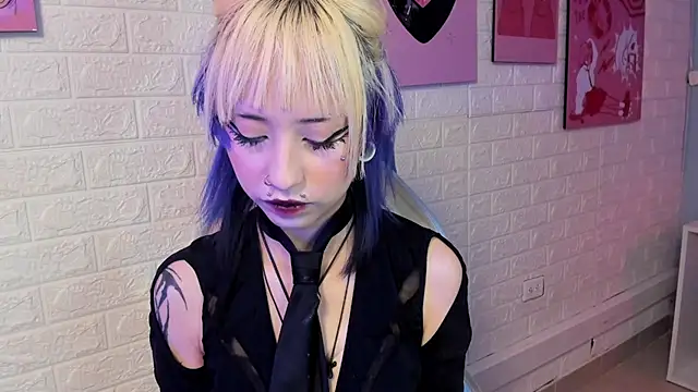 Hannahpage online show from November 21, 2025, 12:37 pm