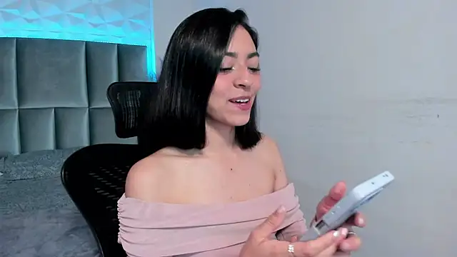 canelleGarces online show from September 26, 2025, 12:12 pm