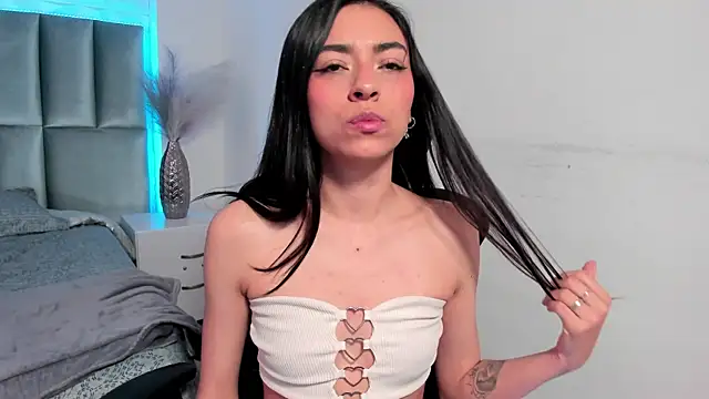 canelleGarces online show from September 25, 2025, 12:33 pm