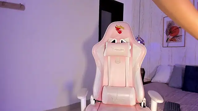 Snapshot of Ayleen_Dunkan chatting on October 18, 2025, 1:57 pm Ayleen Dunkan online show from October 18, 2025, 1:57 pm