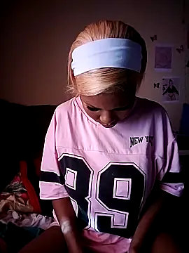 Seductive Yellow Titties online show from October 14, 2025, 3:01 pm