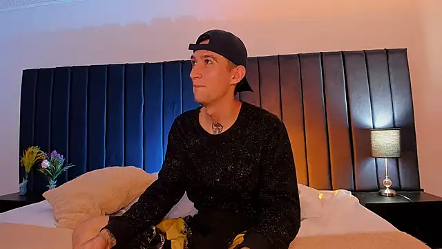 dominik thompson777 online show from October 4, 2025, 3:30 am