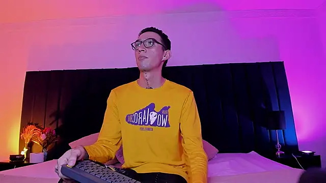 dominik thompson777 online show from October 2, 2025, 5:44 am