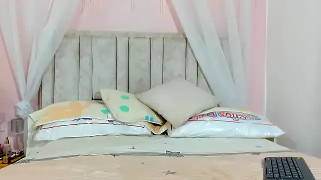 Snapshot of Rachellcooperrr chatting on September 28, 2025, 12:50 am Rachellcooperrr online show from September 28, 2025, 12:50 am