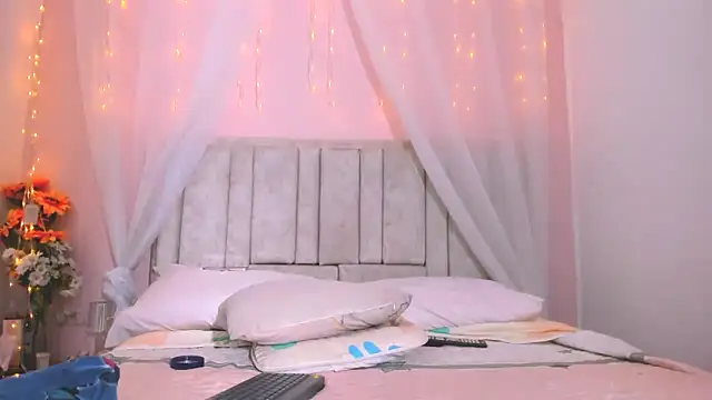 Snapshot of Rachellcooperrr chatting on October 19, 2025, 10:45 pm Rachellcooperrr online show from October 19, 2025, 10:45 pm