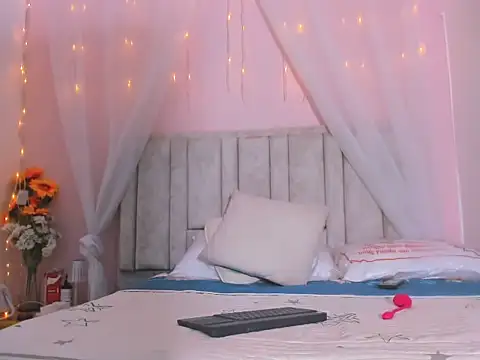 Snapshot of Rachellcooperrr chatting on October 8, 2025, 8:49 am Rachellcooperrr online show from October 8, 2025, 8:49 am