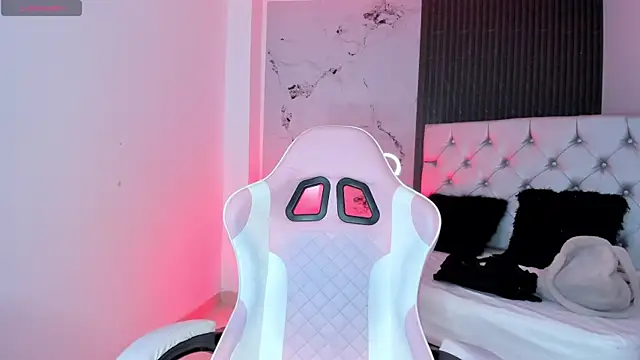 chloesagee online show from November 5, 2025, 11:30 pm