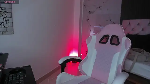 Snapshot of chloesagee chatting on October 6, 2025, 10:21 pm chloesagee online show from October 6, 2025, 10:21 pm