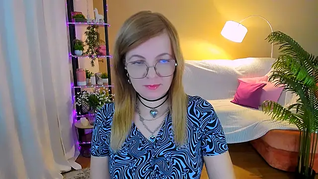 Snapshot of YourUniverser chatting on October 12, 2025, 4:14 am YourUniverser online show from October 12, 2025, 4:14 am